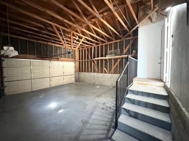 Building Photo - AVAILABLE NOW!! 3 Bed / 2 Bath Home in Des...