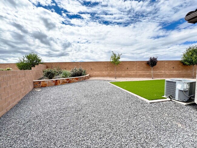 Building Photo - New 4 BR Home in Great Neighborhood!