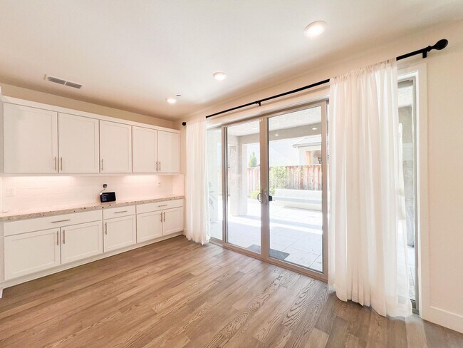 Building Photo - Newer Spacious 5 Bedroom Home Located in C...