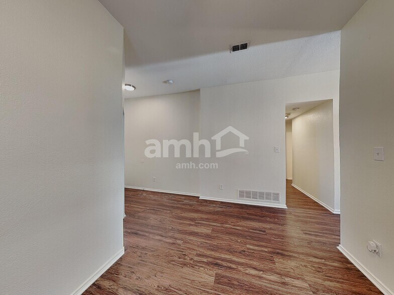 Building Photo - 1009 Whistle Stop Dr