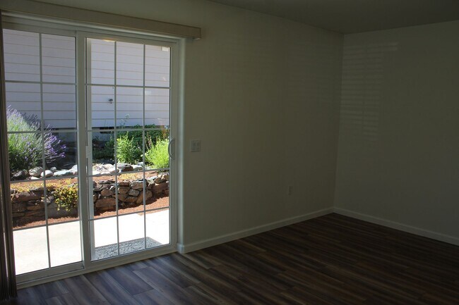 Building Photo - JR2060