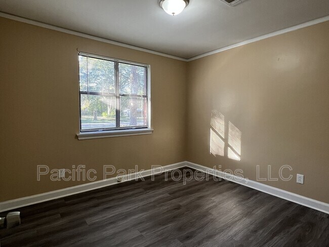 Building Photo - 3745 Honeysuckle Ct