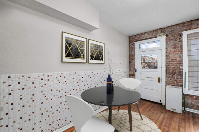 Building Photo - Charming Two Bedroom Apartment Minutes fro...