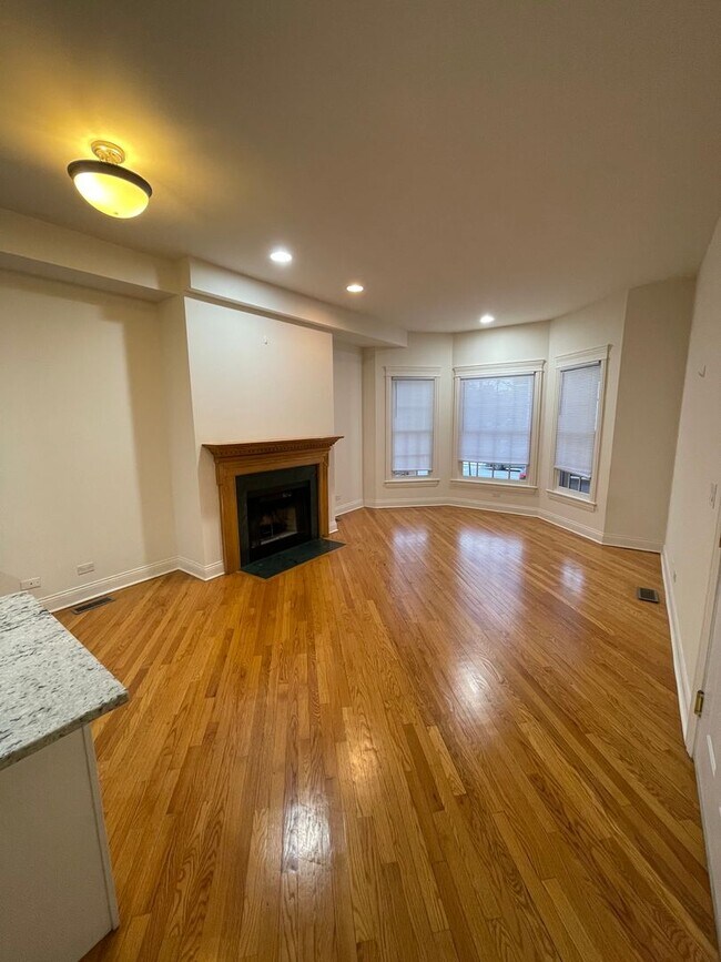Building Photo - Very Spacious 5 BR/3 BA Duplex in Lincoln ...