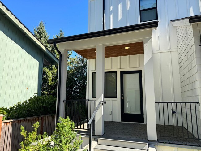 Building Photo - 2815 4th Ave W