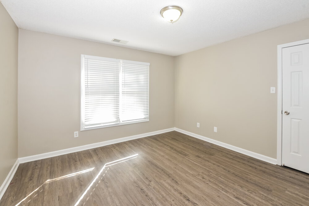 Building Photo - 8664 Meadow Green Dr