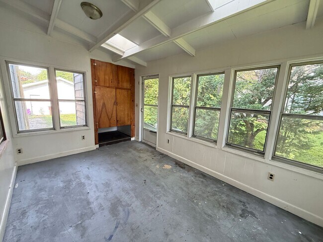 Building Photo - 306 N Elm Ave