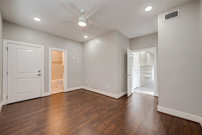 Building Photo - 2424 Hadley St