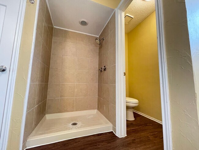 Building Photo - 4 Bed 2 Bath