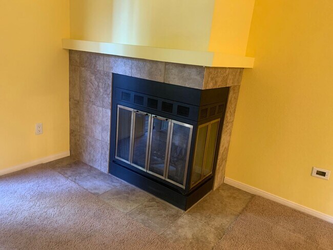 Building Photo - Beautiful upstairs condo with Washer and D...