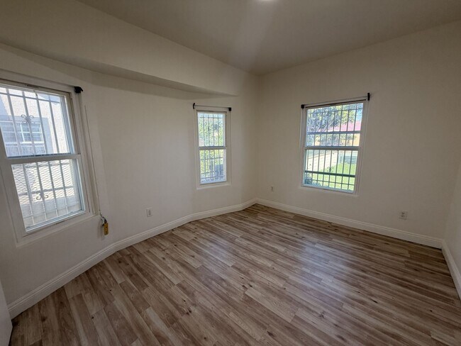 Building Photo - 435 S Fir Ave