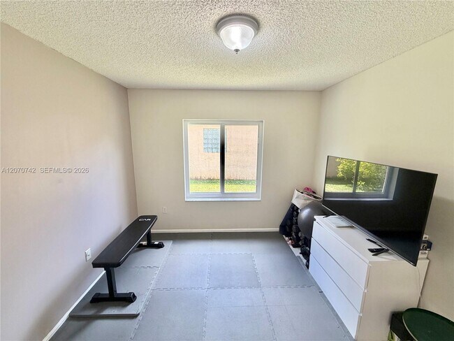 Building Photo - 415 NW 165th Ave