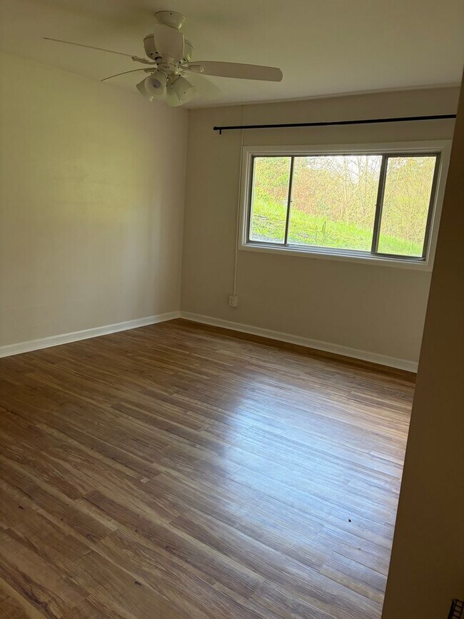 Building Photo - Large home on rural property in Carlton