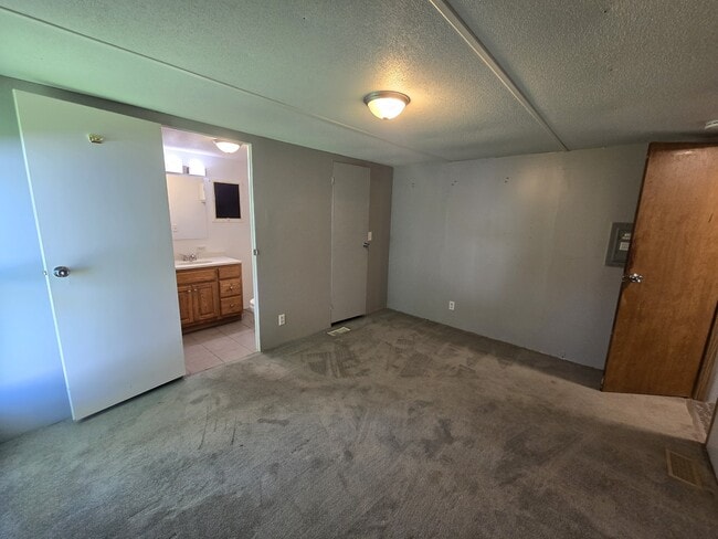 Building Photo - 700 W Ridgeway Ave