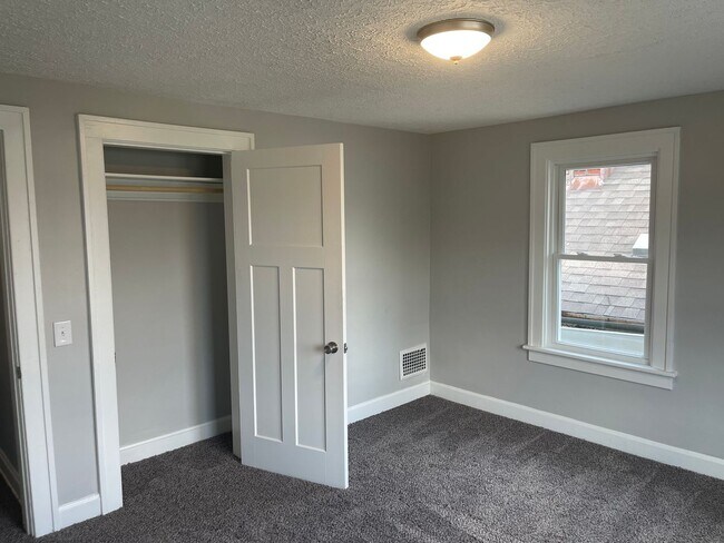 Building Photo - 665-667 Siebert St