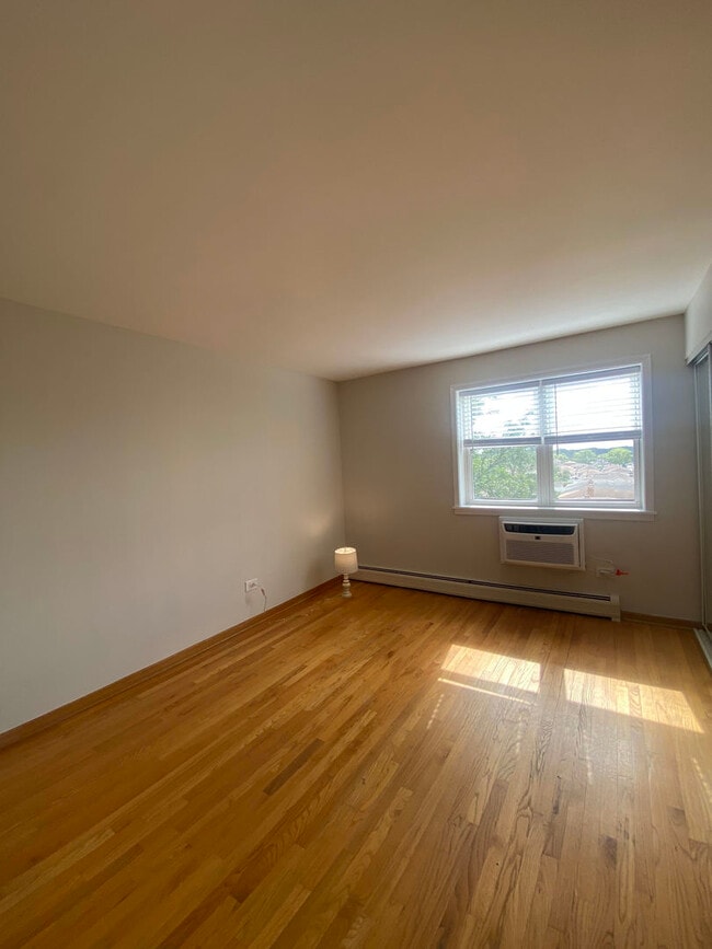 Building Photo - 4600 N Cumberland Ave