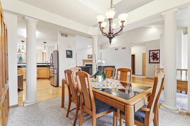 Building Photo - 9621 Shadow Wood Dr