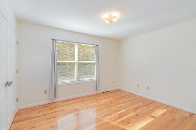 Building Photo - 927 E Lisburn Rd