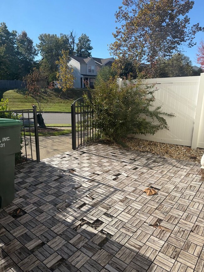 Building Photo - Close to Percy Priest Lake