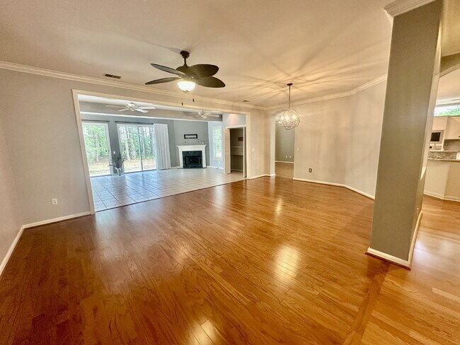 Building Photo - Spacious Open Floor Plan Home in Sun City!