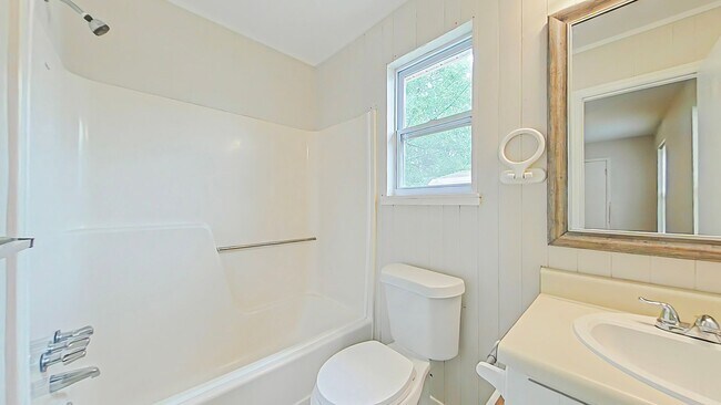 Building Photo - Cute Ranch in Columbia County!