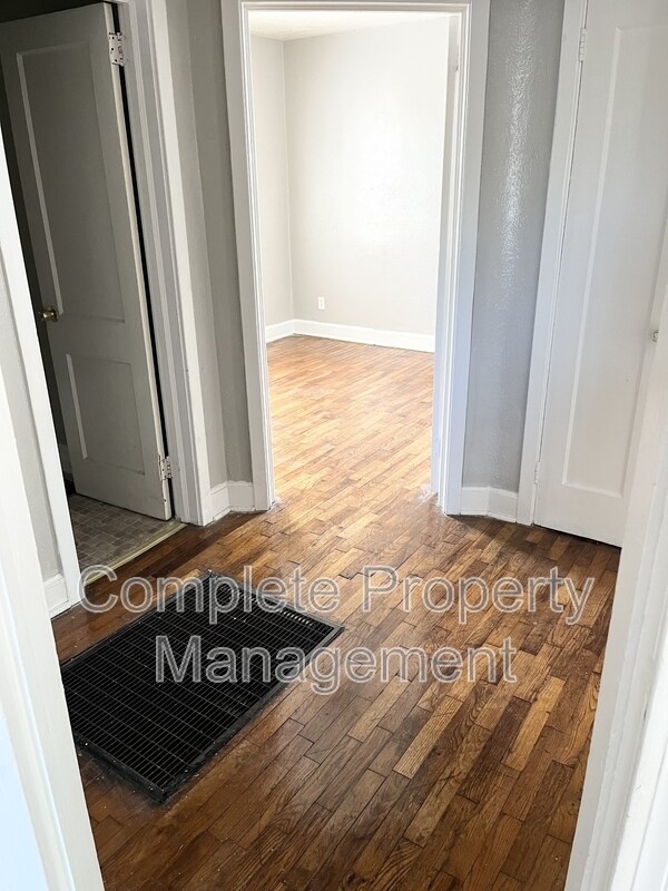 Building Photo - 2213 Fulton Ave SW