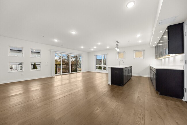Building Photo - 462 W Stadium Blvd