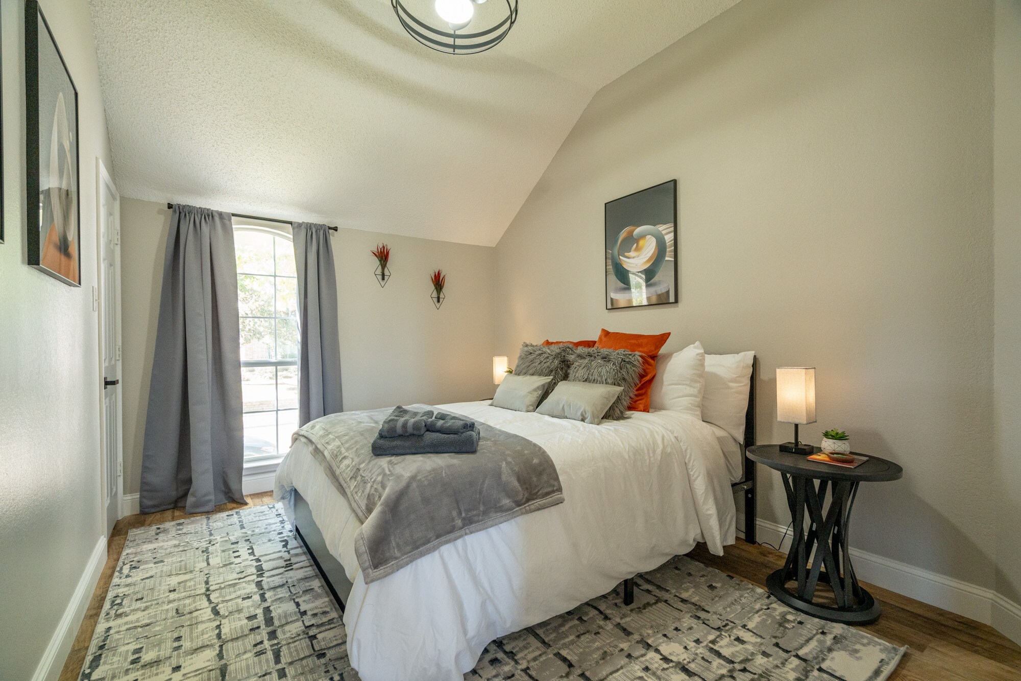 Orange Queen Bedroom - 707 Cottonwood Bend Dr