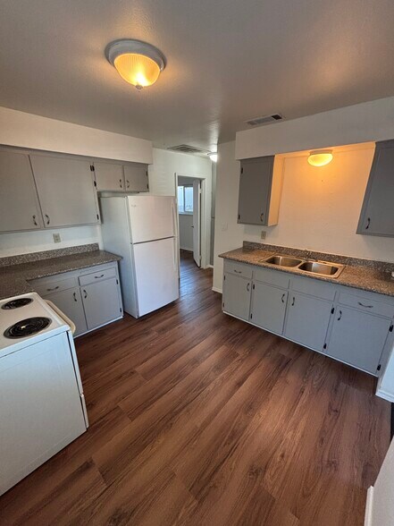 Building Photo - 226 W 20th St