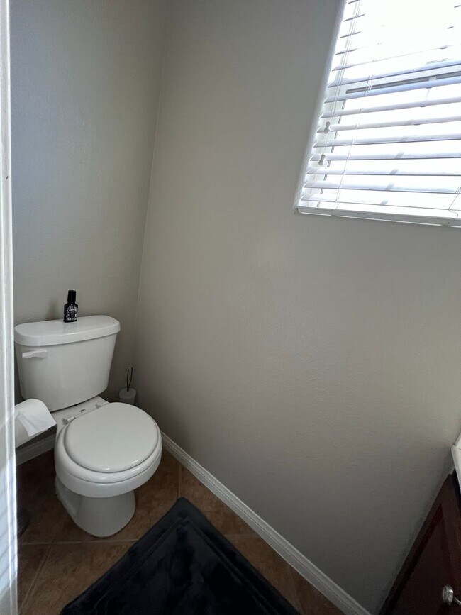 Building Photo - ABSOLUTELY AMAZING! Large 4 bedroom 2 stor...