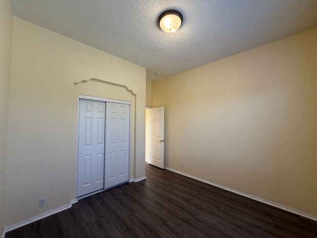 Building Photo - Contemporary 3 Bedroom 2 Bathroom Home Located In NW Albuquerque!