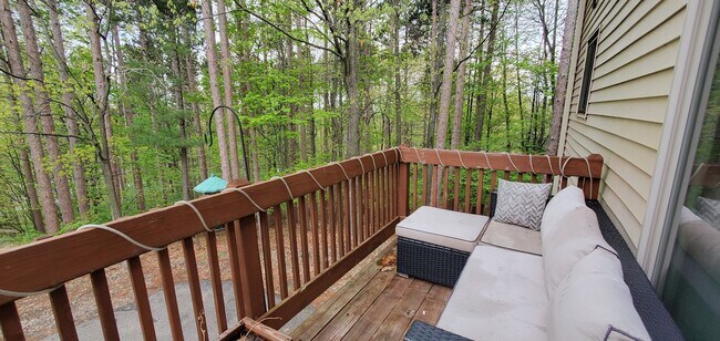 Building Photo - Maplewood Hills 2 Bedroom End Unit Townhome