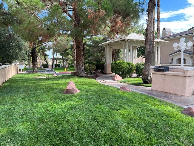 Building Photo - GORGEOUS TOWNHOME FOR IMMEDIATE MOVE-IN