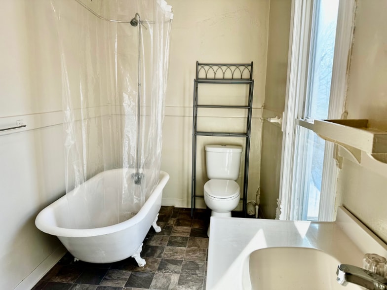 Building Photo - 647 W Lexington Ave