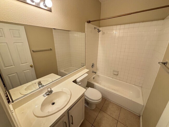 Building Photo - Modern 3Bed/3Bath Two Story Home located i...