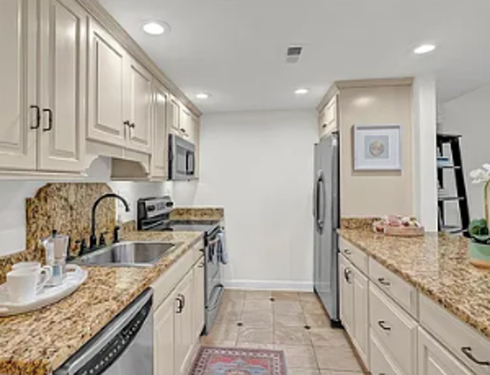 Kitchen - 420 Linkhorn Dr