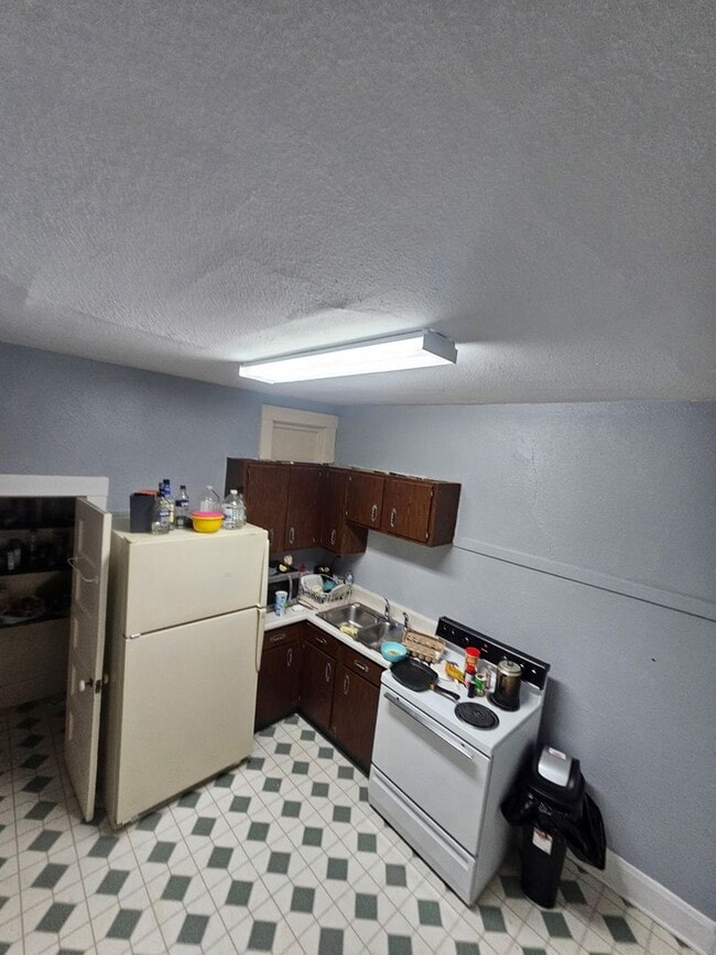 Building Photo - 1372 Merryman St