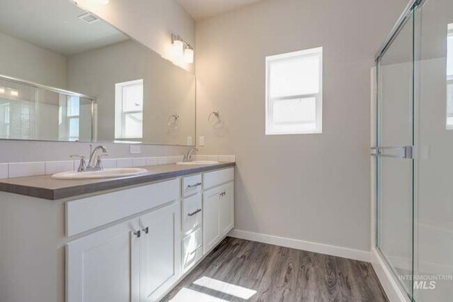 Building Photo - 4 Bed 2 Bath in Meridian with 3 Car Garage