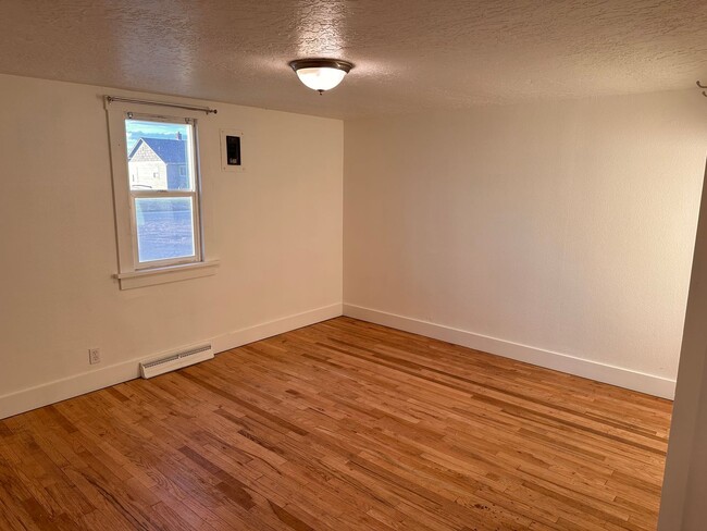 Building Photo - **RENTAL AVAILABLE**  Beautiful 2 Bedroom ...