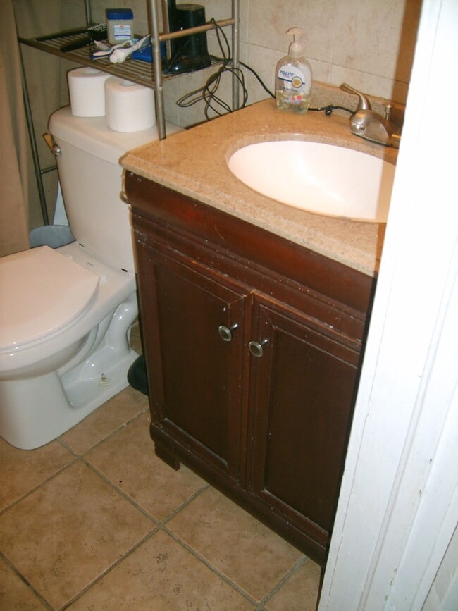 Building Photo - Huge 3 Bedroom, 1 Bathroom Apartment Steps From UF in Fifth Avenue