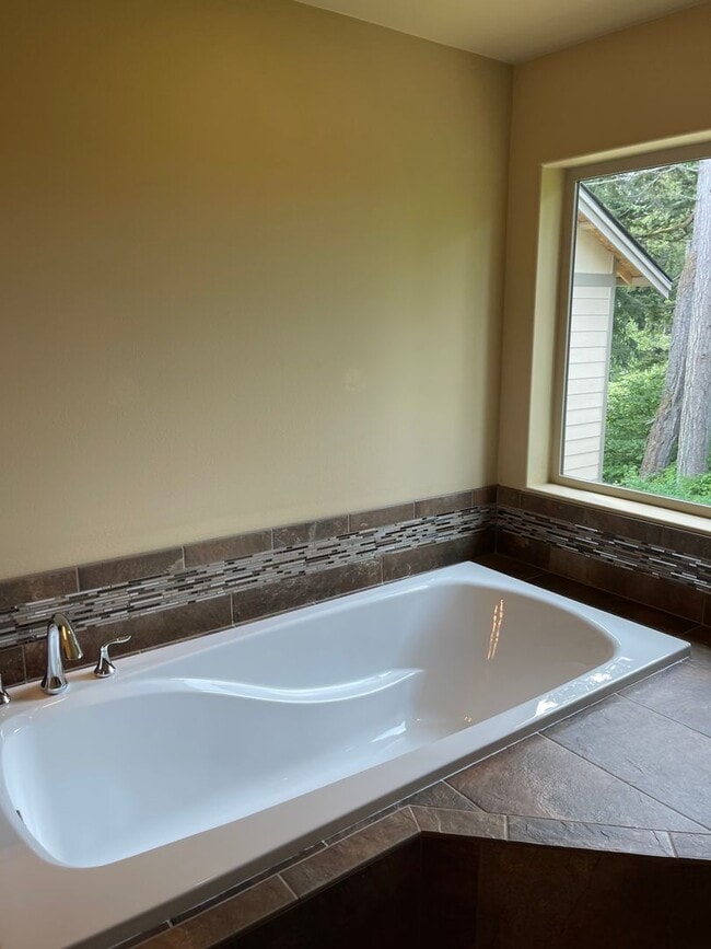 Building Photo - Beautiful 4 Bedroom in a small and exclusive neighborhood