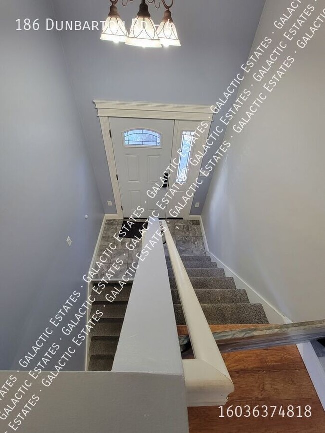 Building Photo - 2 bed 1 bath townhouse with under garage p...