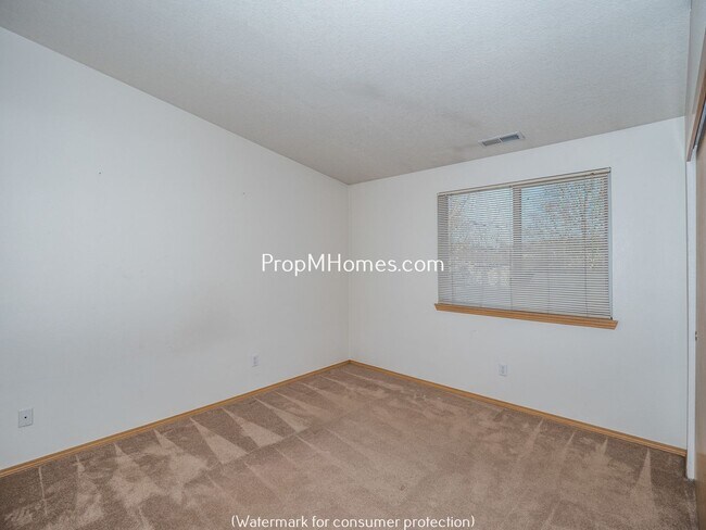 Building Photo - Two Bedroom Townhome In SE Portland w/ Lar...