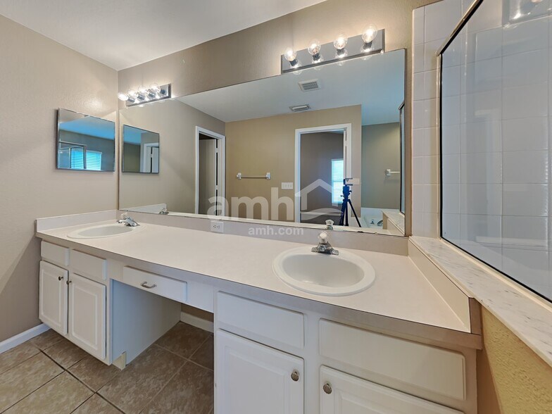 Building Photo - 1107 Summer Breeze Dr