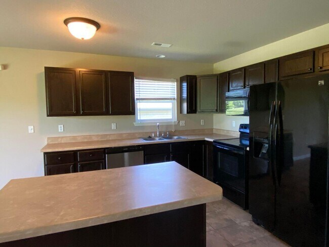 Building Photo - 5801 Abercorn Dr