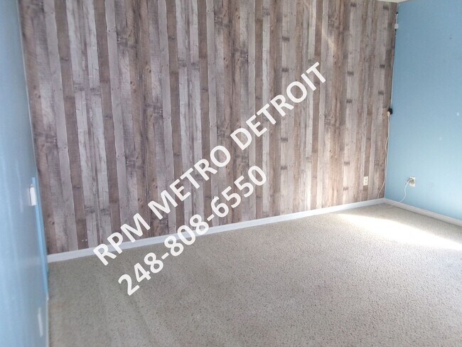 Building Photo - SPACIOUS HOME IN BROWNSTOWN