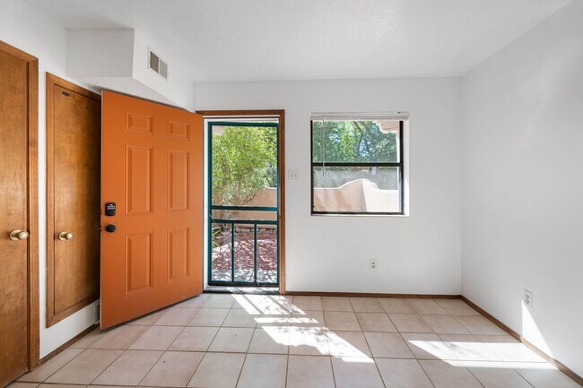 Building Photo - NEW MOVE-IN SPECIAL! Snug Hillside Ave. Ap...