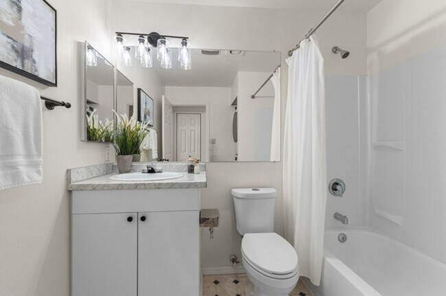 Building Photo - Spacious 2-Bed, 2-Bath Townhome Near Lynnwood & Mill Creek – Modern Comfort & Prime Location!