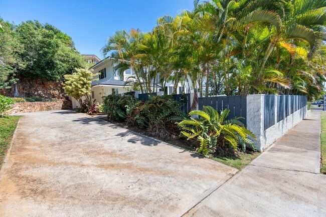 Building Photo - Kahala Home 5 bedroom 4 bath with Large Yard
