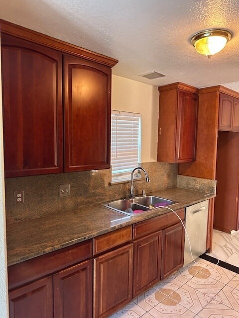 Building Photo - Tracy 4 Bedroom 2 Bathroom Home with a pool